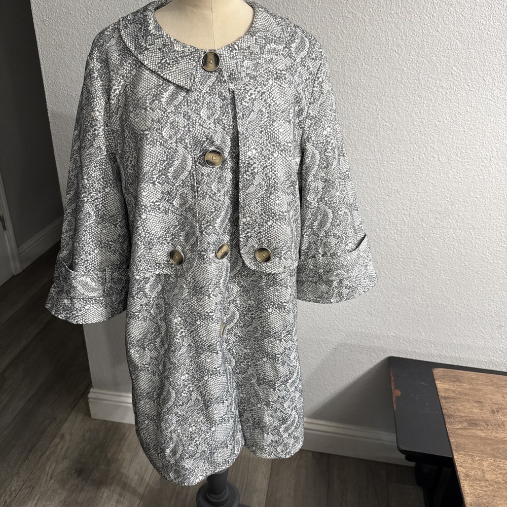 Cabi Camille Gray Snakeskin Print Topper Coat Jacket Medium Peter Pan Collar